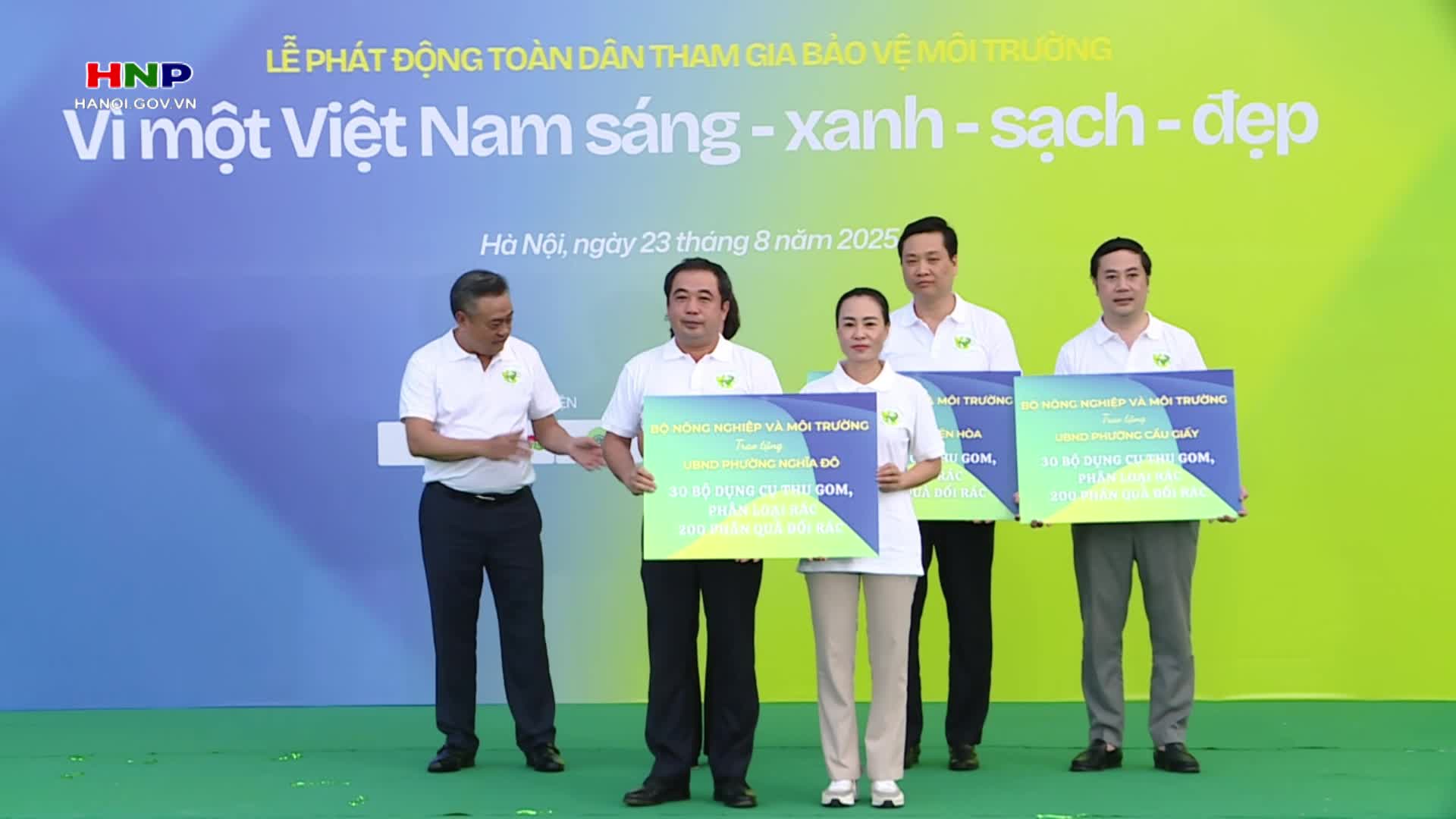 Toàn dân chung tay vì một Việt Nam sáng - xanh - sạch - đẹp
