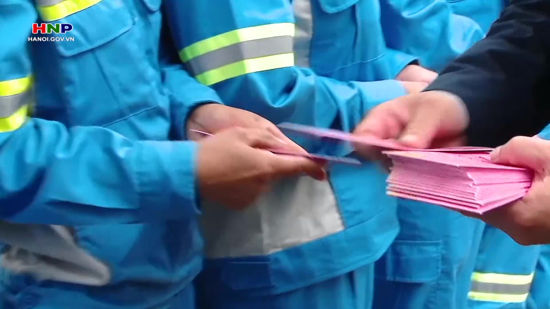 Thủ tướng Phạm Minh Chính thăm, động viên công nhân vệ sinh môi trường Thủ đô dịp cận Tết