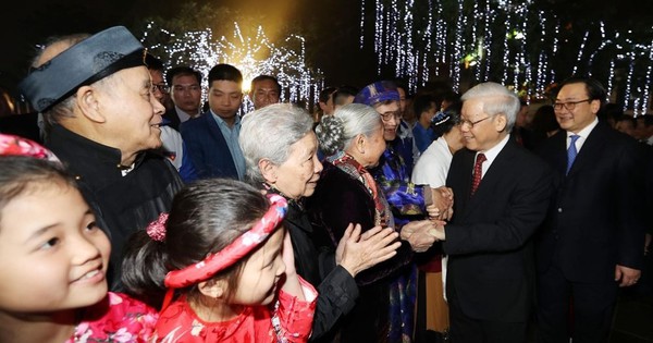 Party chief joins Hanoians on Lunar New Year's Eve