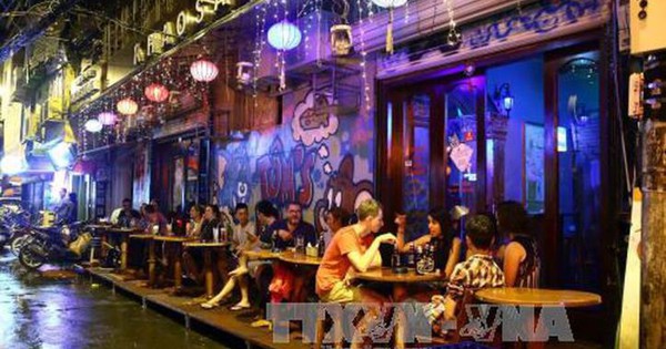 Bars, karaoke parlors allowed to reopen in Ha Noi