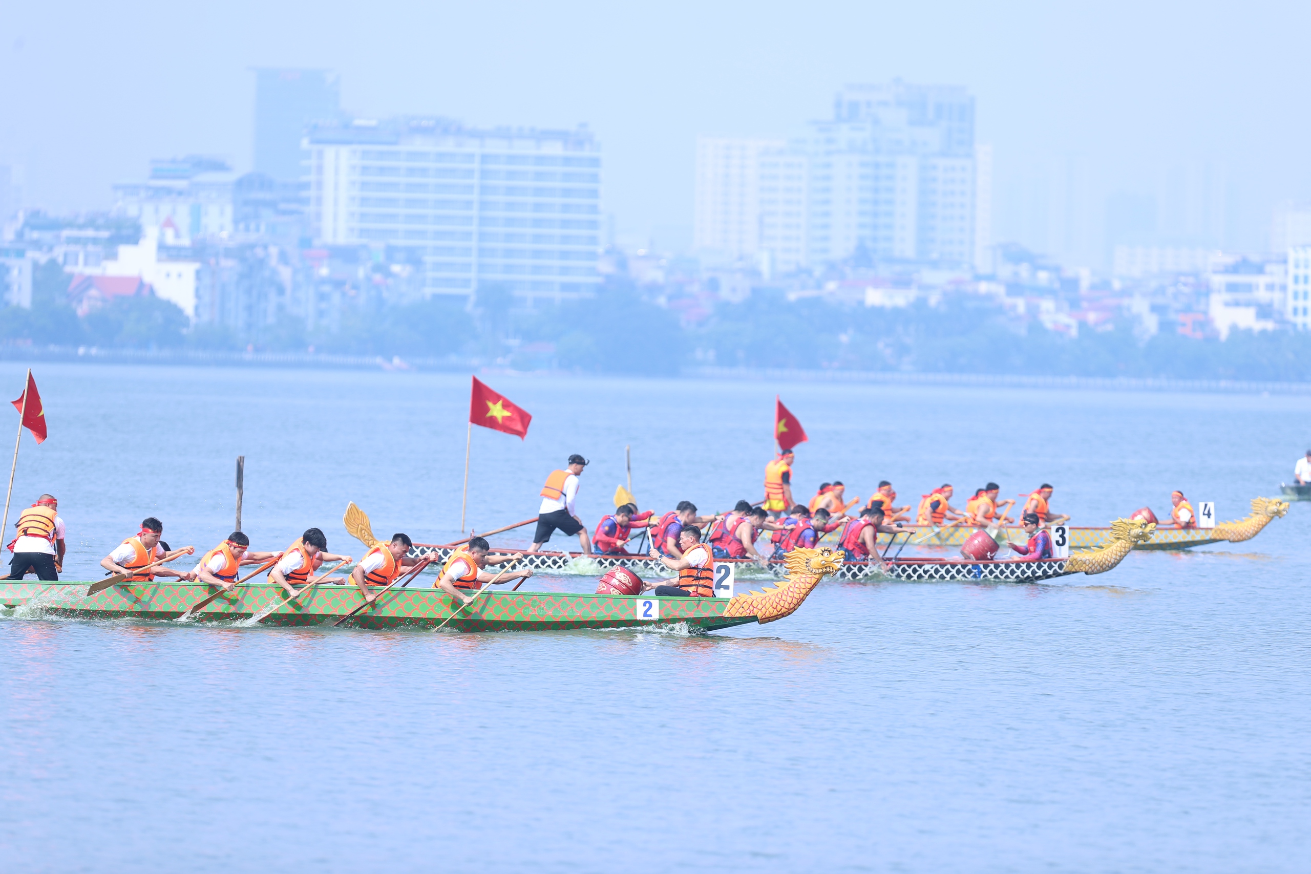 Sôi nổi, kịch tính Giải Bơi chải thuyền rồng Hà Nội mở rộng năm 2024- Ảnh 10.