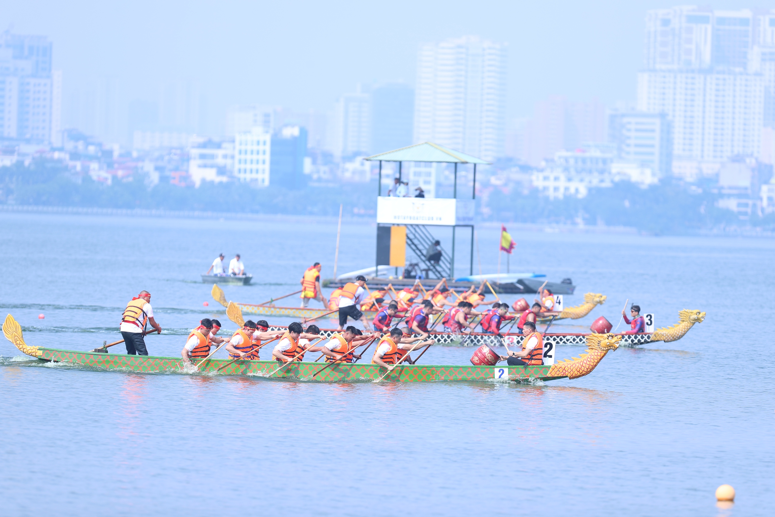 Sôi nổi, kịch tính Giải Bơi chải thuyền rồng Hà Nội mở rộng năm 2024- Ảnh 11.