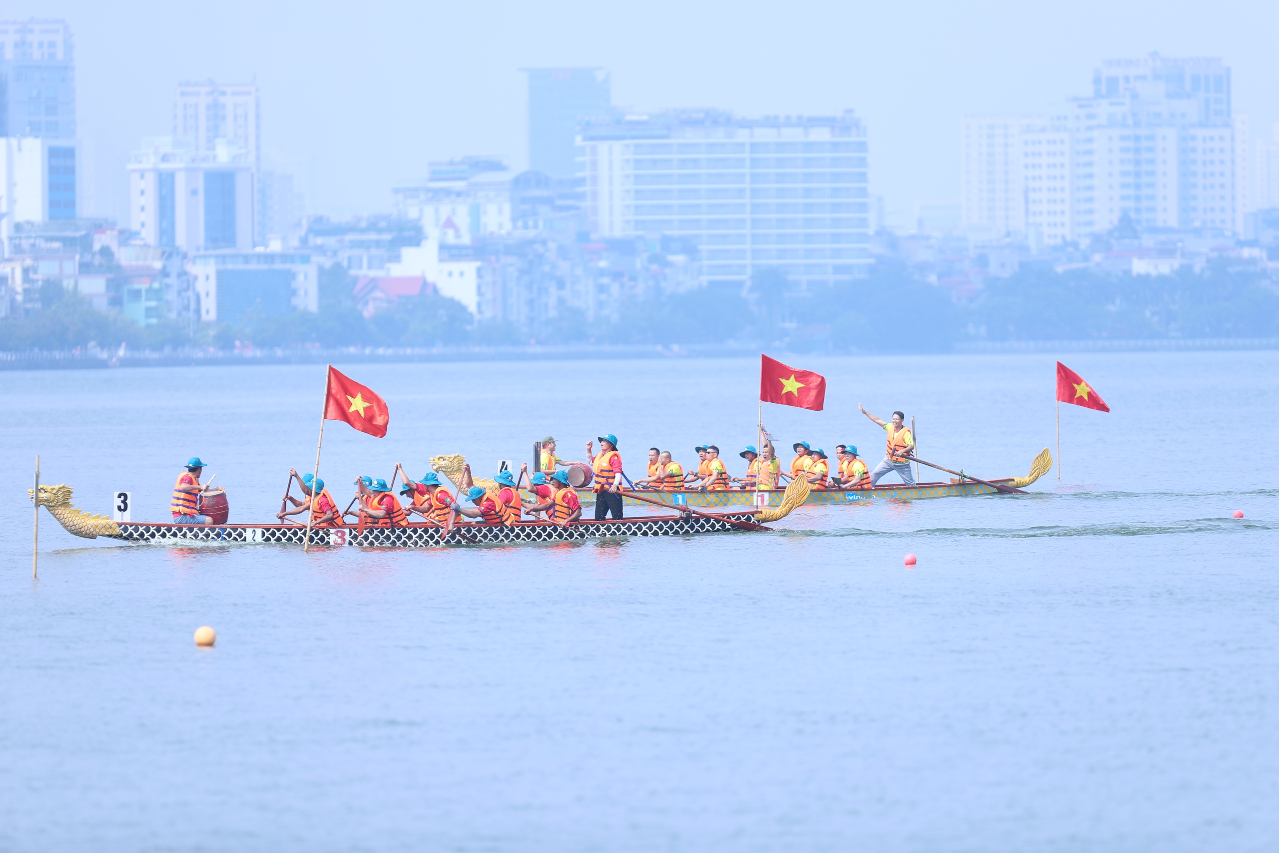 Sôi nổi, kịch tính Giải Bơi chải thuyền rồng Hà Nội mở rộng năm 2024- Ảnh 12.