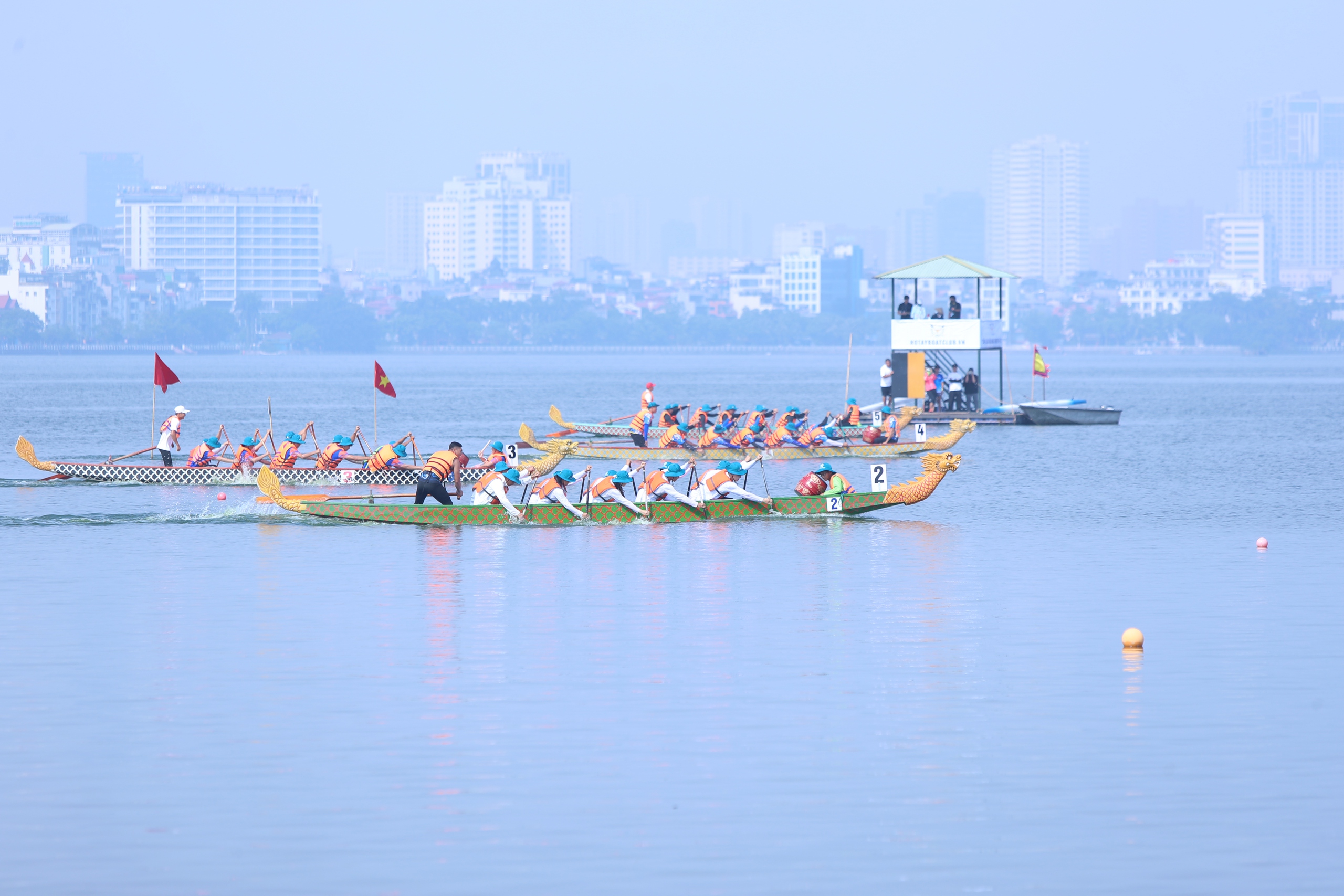 Sôi nổi, kịch tính Giải Bơi chải thuyền rồng Hà Nội mở rộng năm 2024- Ảnh 8.