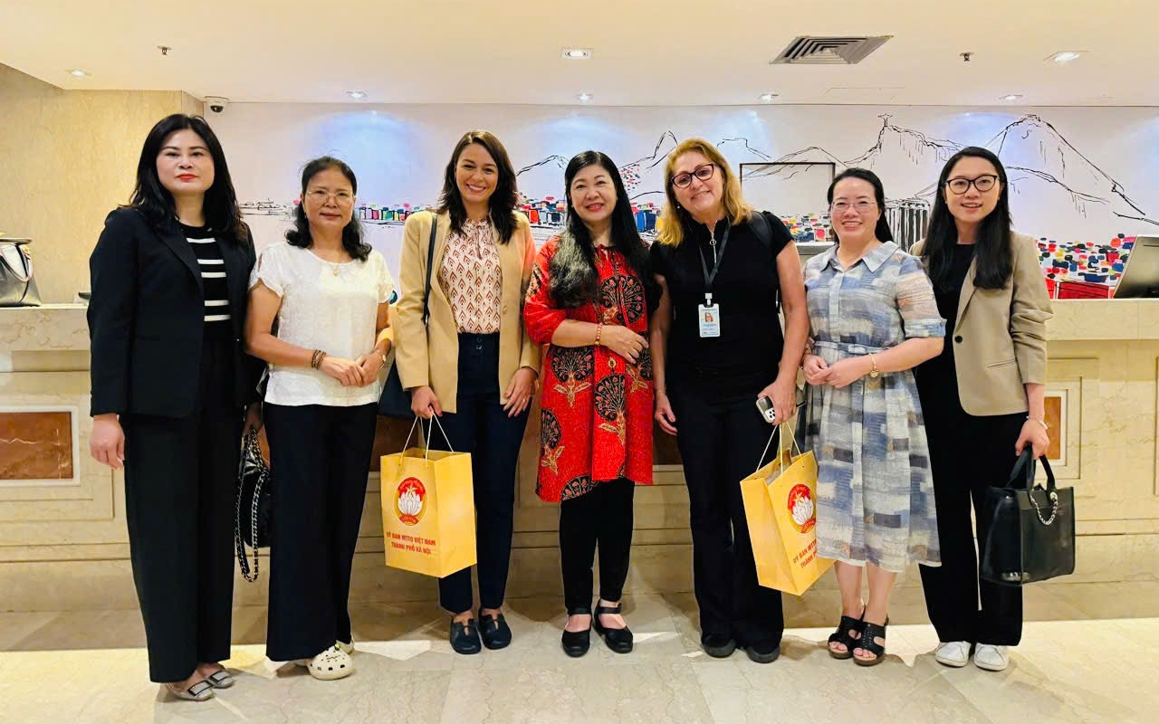 Hanoi promotes relations with Brazil's localities- Ảnh 1. Đoàn công tác chụp ảnh lưu niệm với bà Marcelle Torres Alves Okuno