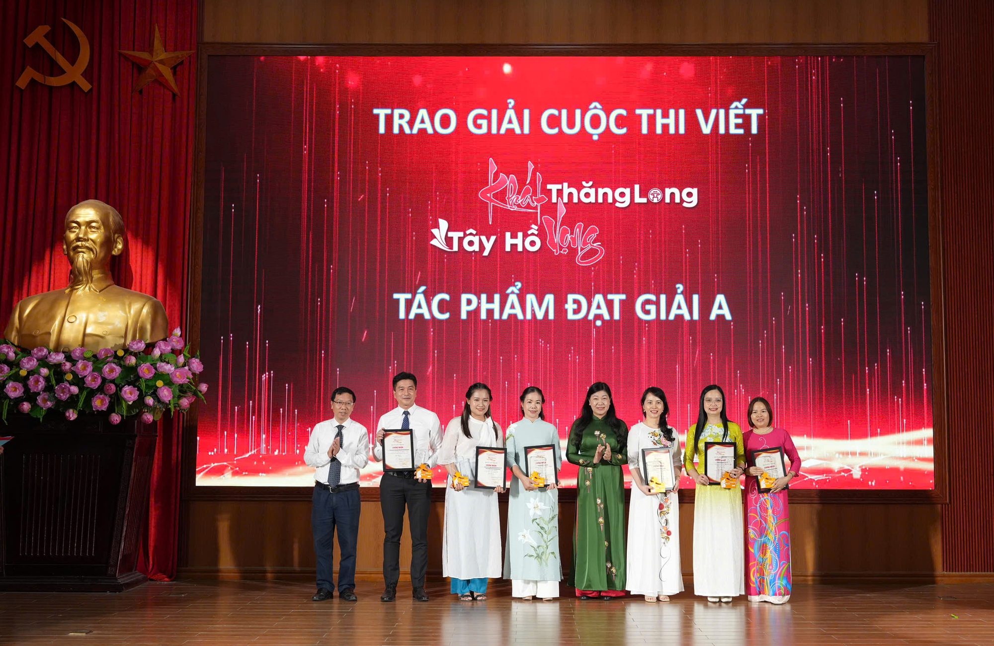 Trao giải Cuộc thi viết “Khát vọng Tây Hồ - Khát vọng Thăng Long” năm 2024- Ảnh 1.
