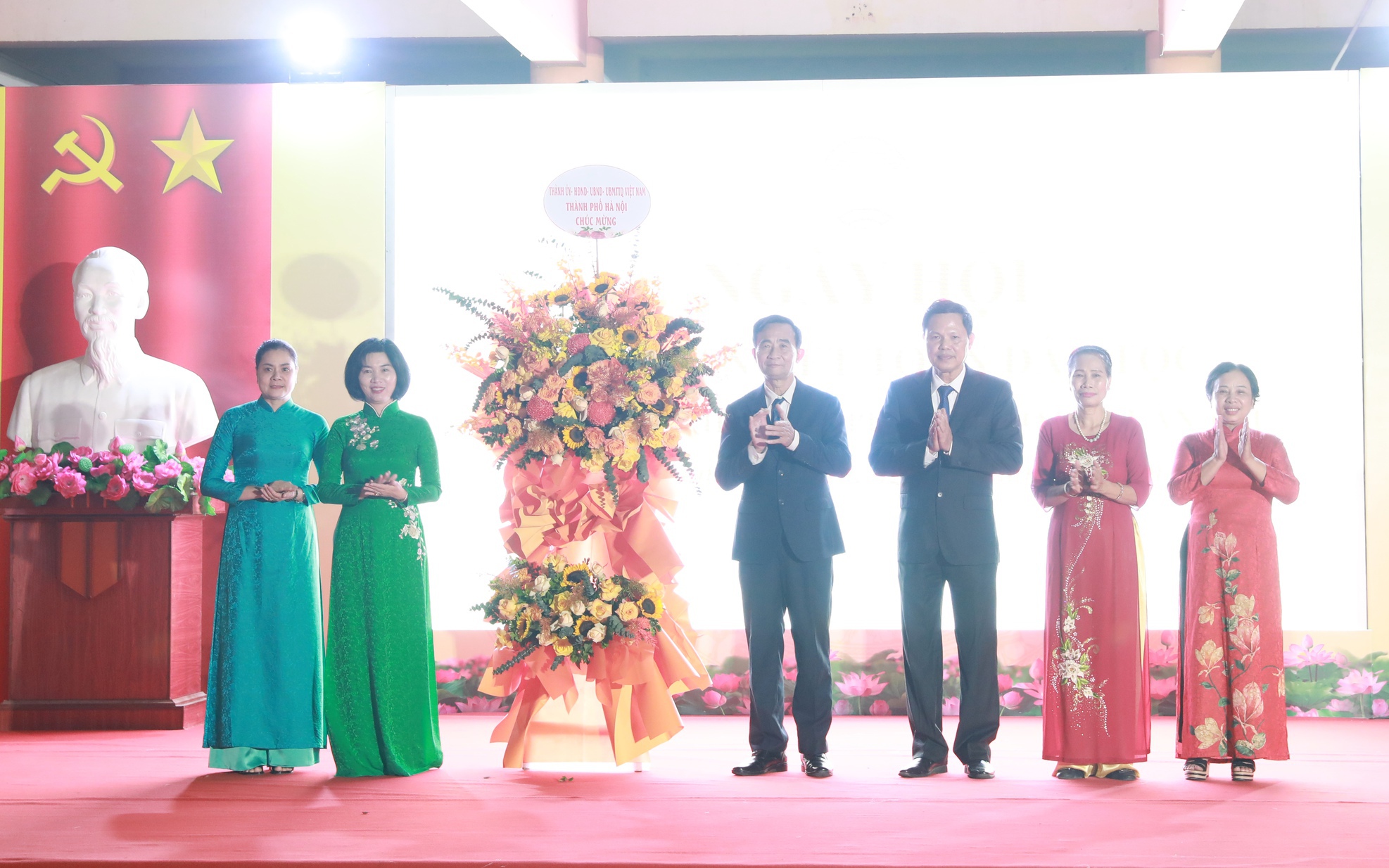 Phó Chủ tịch Thường trực HĐND Thành phố Phùng Thị Hồng Hà tặng hoa chúc mừng Liên Tổ dân phố 32,33 phường Hoàng Văn Thụ