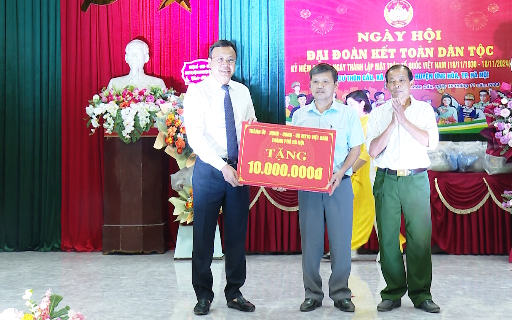 Chủ tịch Liên đoàn Lao động Thành phố Phạm Quang Thanh trao quà của Thành phố cho Ban công tác Mặt trận thôn Cầu, xã Minh Đức, huyện Ứng Hòa 