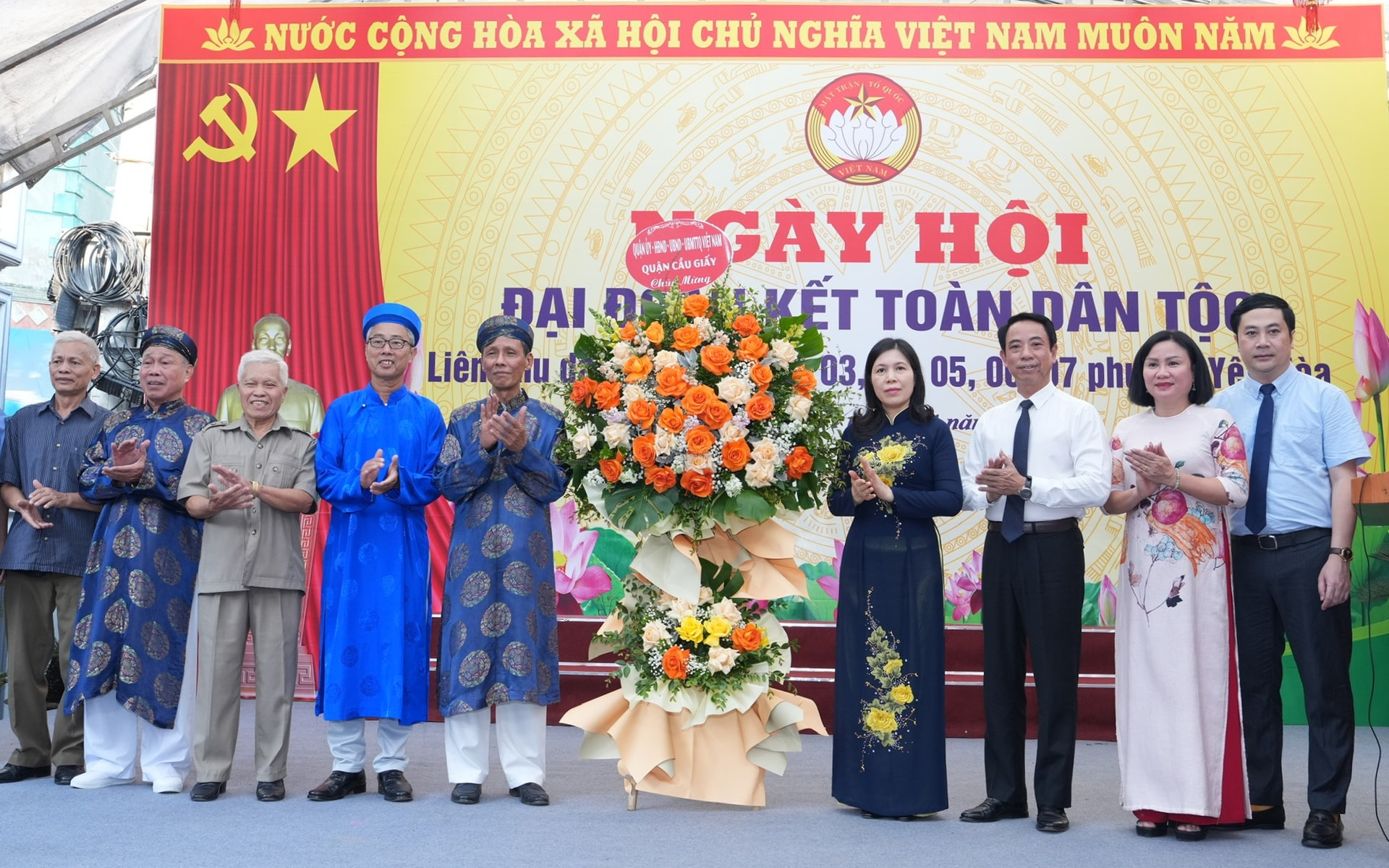 Lãnh đạo quận Cầu Giấy tặng hoa, chúc mừng Ngày hội Đại đoàn kết toàn dân tộc tại liên tổ dân phố 1, 2, 3, 4, 5, 6, 7 phường Yên Hòa