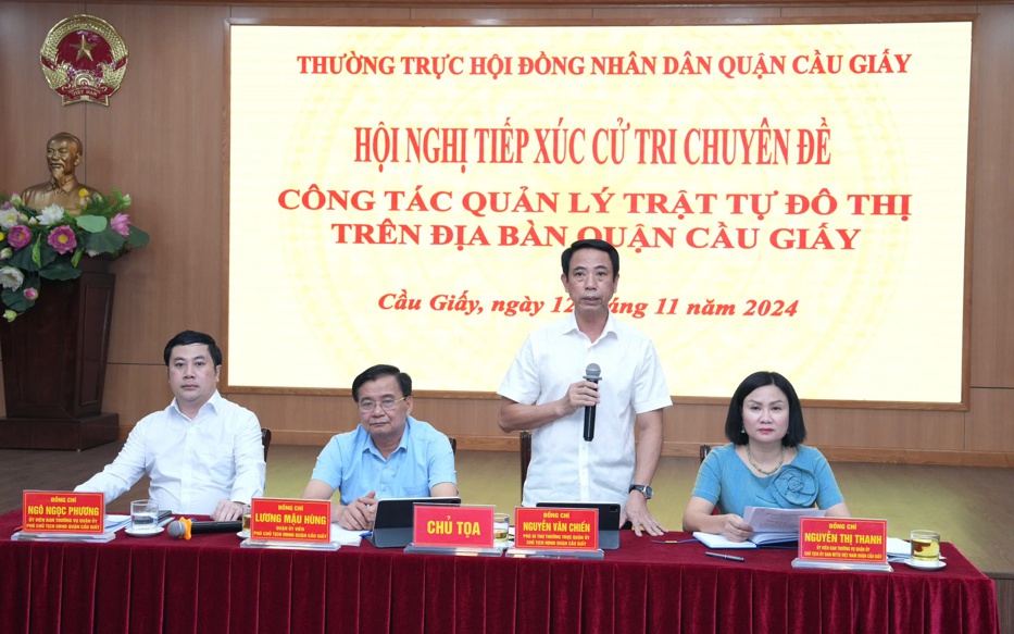 Phó Bí thư Thường trực, Chủ tịch HĐND quận Cầu Giấy Nguyễn Văn Chiến phát biểu tại Hội nghị
