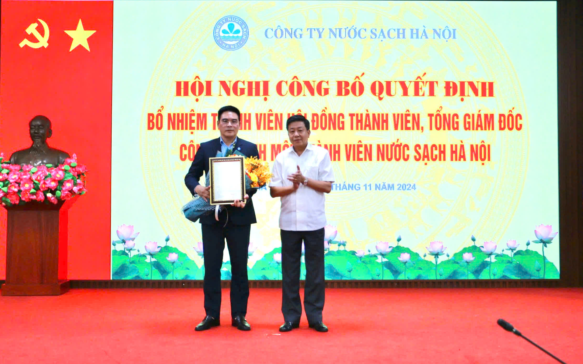 Phó Chủ tịch UBND Thành phố Dương Đức Tuấn trao Quyết định của UBND thành phố Hà Nội bổ nhiệm Thành viên Hội đồng thành viên, Tổng Giám đốc Công ty TNHH Một thành viên Nước sạch Hà Nội đối với ông Đặng Ngọc Hải