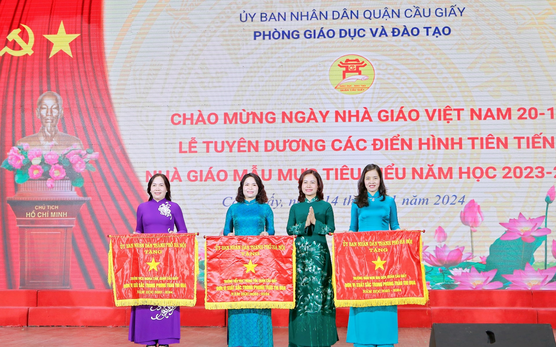 Khen thưởng đại diện các đơn vị có thành tích xuất sắc năm học 2023 - 2024