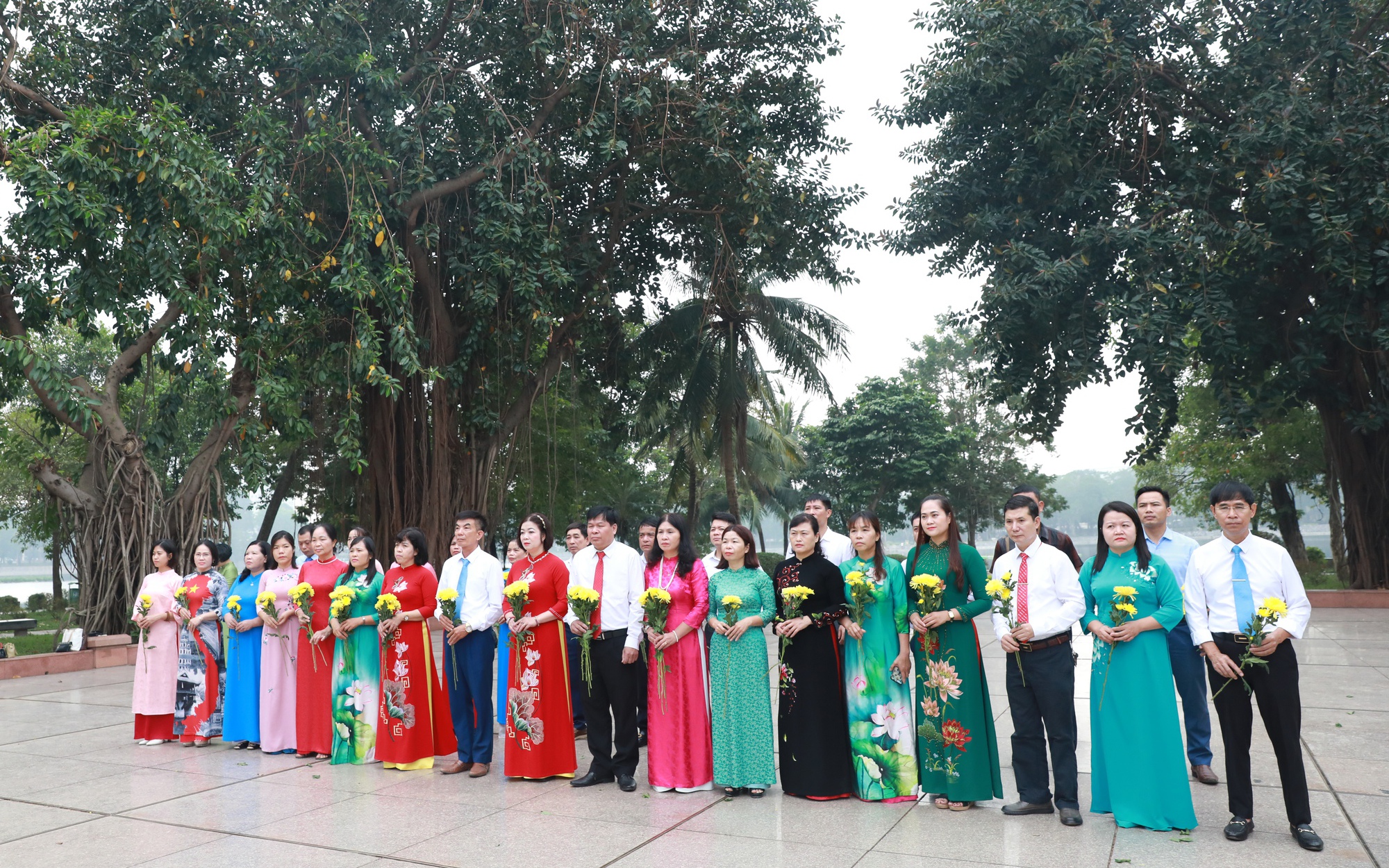 Đoàn đại biểu Ủy ban MTTQ Việt Nam huyện Thanh Trì dâng hoa tại Tượng đài Bác Hồ - Bác Tôn
