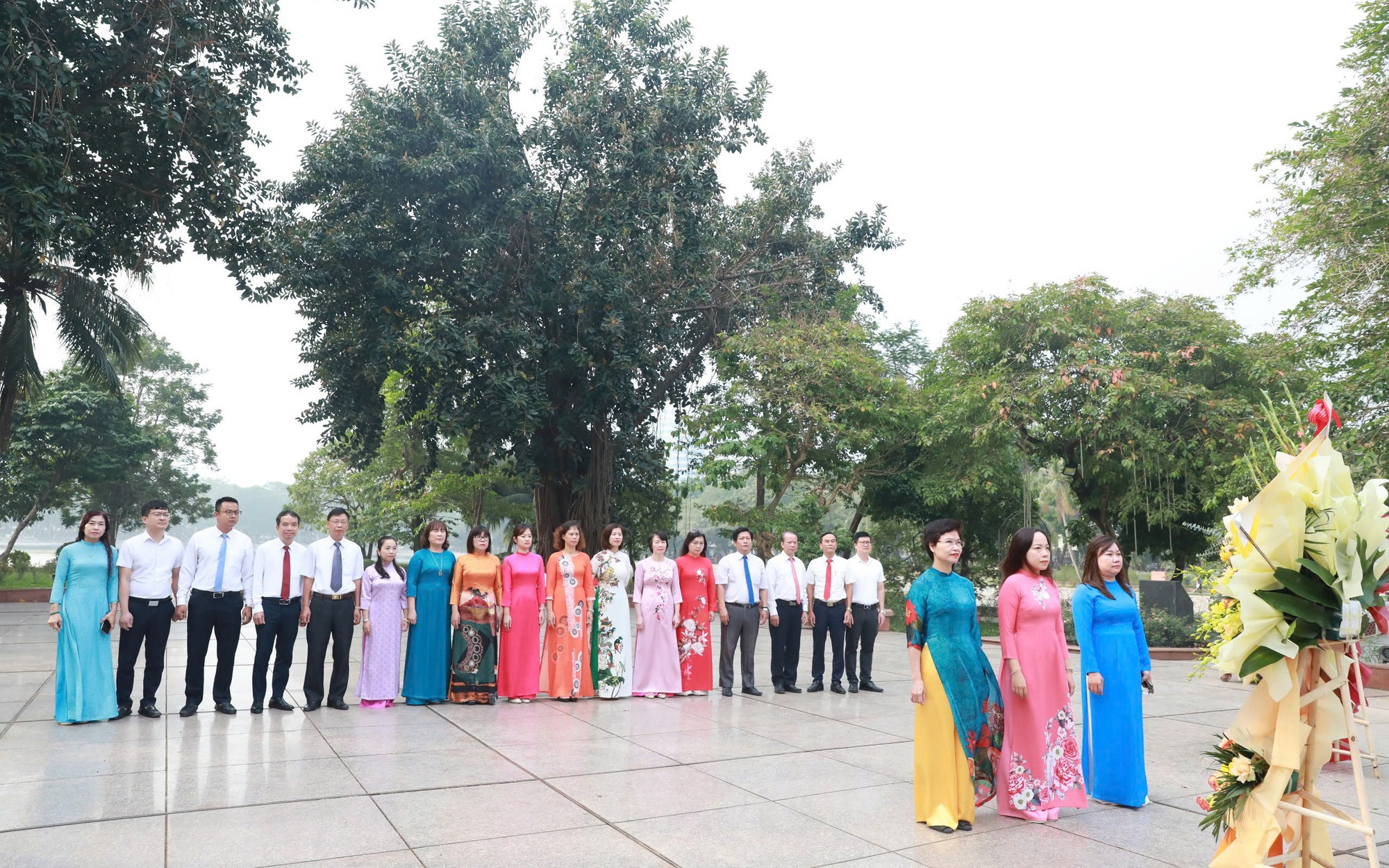 Ban Thường trực Ủy ban MTTQ Việt Nam quận Hai Bà Trưng thành kính dâng hoa tại Tượng đài Bác Hồ - Bác Tôn