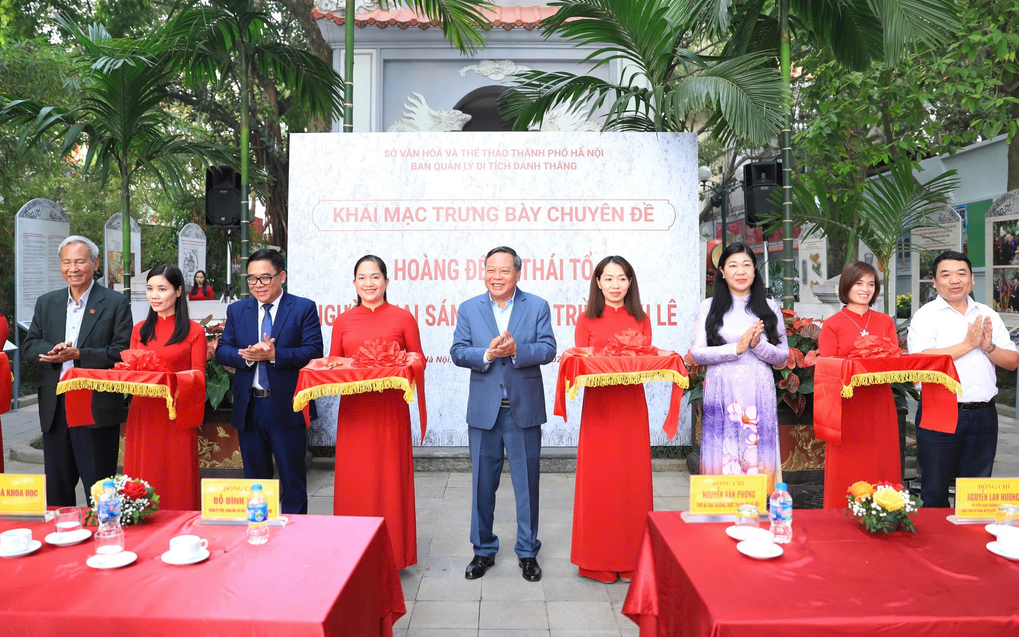 Hanoi hosts exhibition celebrating Emperor Le Thai To- Ảnh 1. Phó Bí thư Thường trực Thành ủy Nguyễn Văn Phong và các đại biểu cắt băng khai mạc Triển lãm