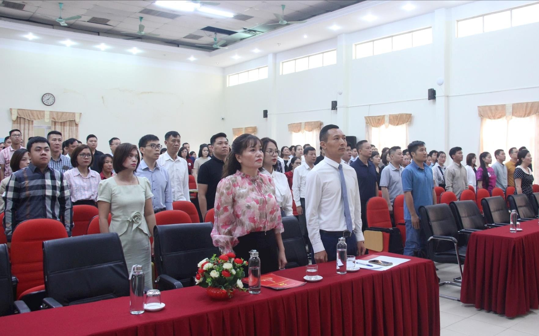 Lãnh đạo Đảng ủy Khối các cơ quan thành phố Hà Nội và các đảng viên tham dự lễ khai giảng Lớp học