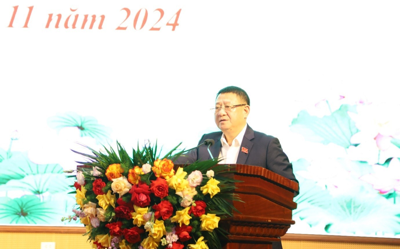 Chủ tịch UBND huyện Mê Linh Hoàng Anh Tuấn phát biểu tại buổi tiếp xúc cử tri