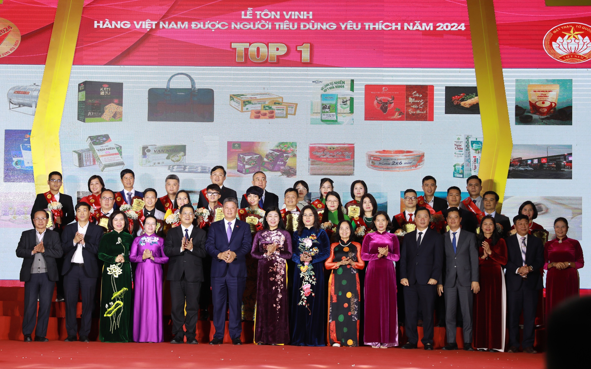 Các đồng chí lãnh đạo Thành phố chụp ảnh lưu niệm với các doanh nghiệp đạt Top 1 "Hàng Việt Nam được người tiêu dùng yêu thích" năm 2024