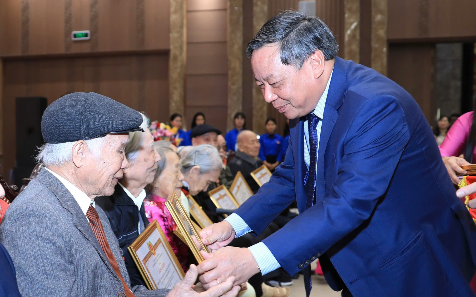 Phó Bí thư Thường trực Thành ủy Nguyễn Văn Phong trao Bằng khen tặng các tập thể có thành tích xuất sắc