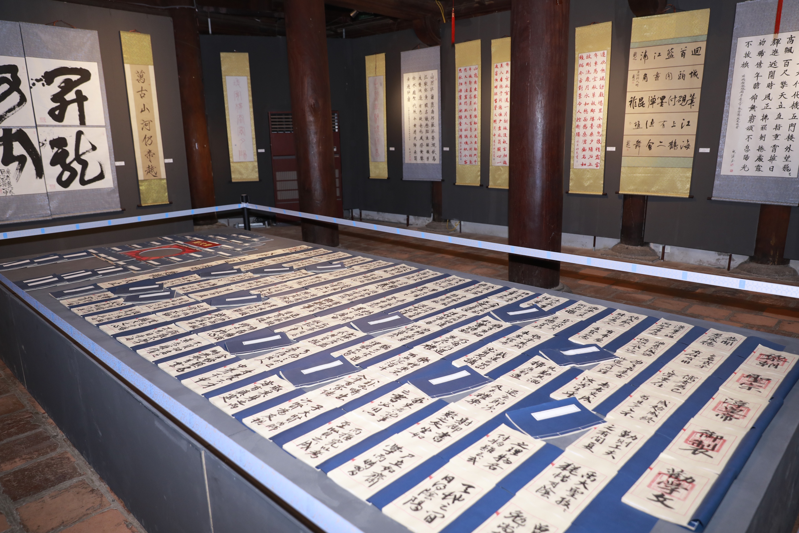 Calligraphic artworks display honors Thang Long-Hanoi cultural quintessence- Ảnh 2. Calligraphic artworks display honors Thang Long-Hanoi cultural quintessence- Ảnh 2.