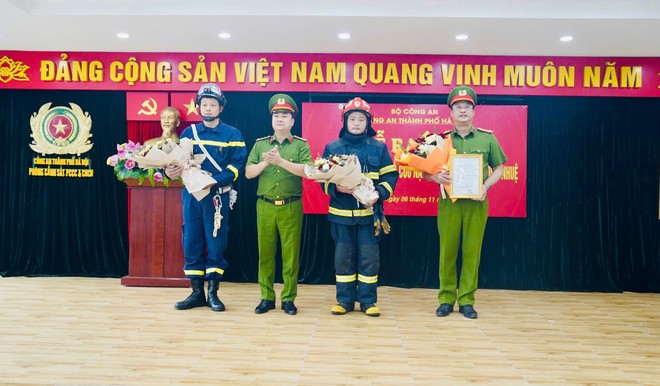 Hà Nội ra mắt 2 Tổ Cảnh sát phòng cháy, chữa cháy và cứu nạn, cứu hộ đặc biệt tinh nhuệ- Ảnh 1.