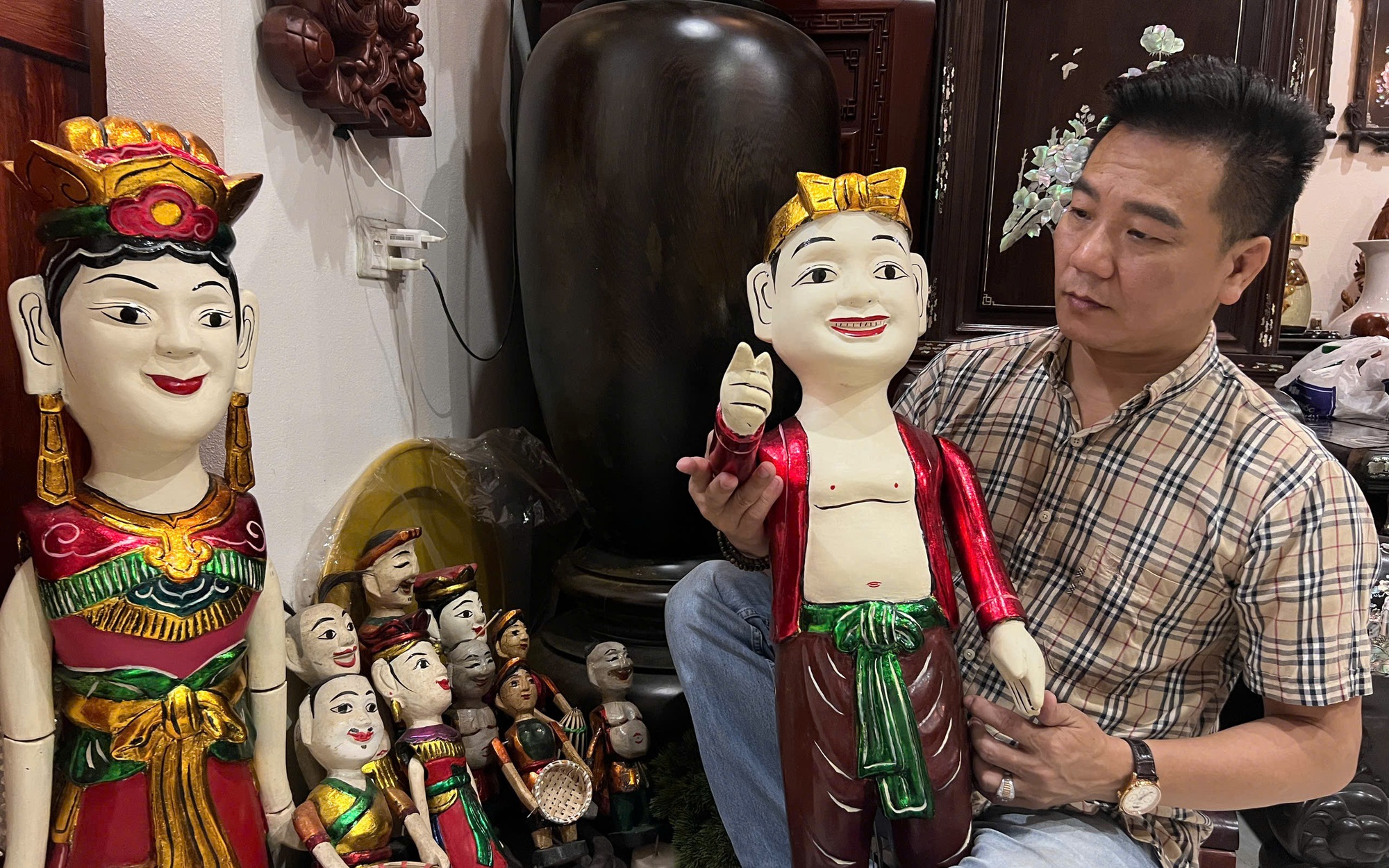 Nghệ nhân Nguyễn Thế Nghị say mê với nghề, đưa rối nước đến với đông đảo công chúng