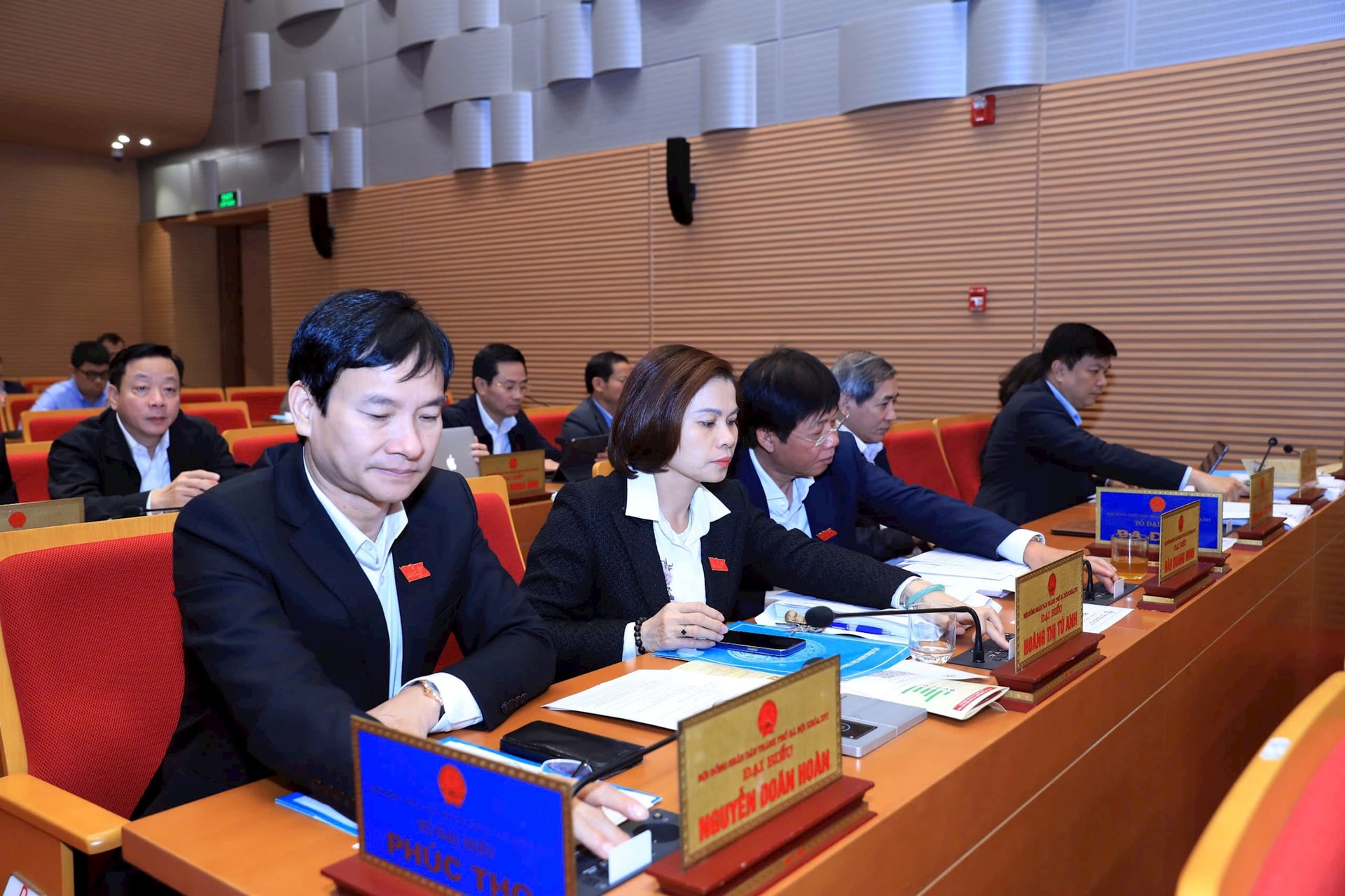 HĐND Thành phố thông qua Nghị quyết quy định chi thu nhập tăng thêm cho cán bộ, công chức- Ảnh 1.