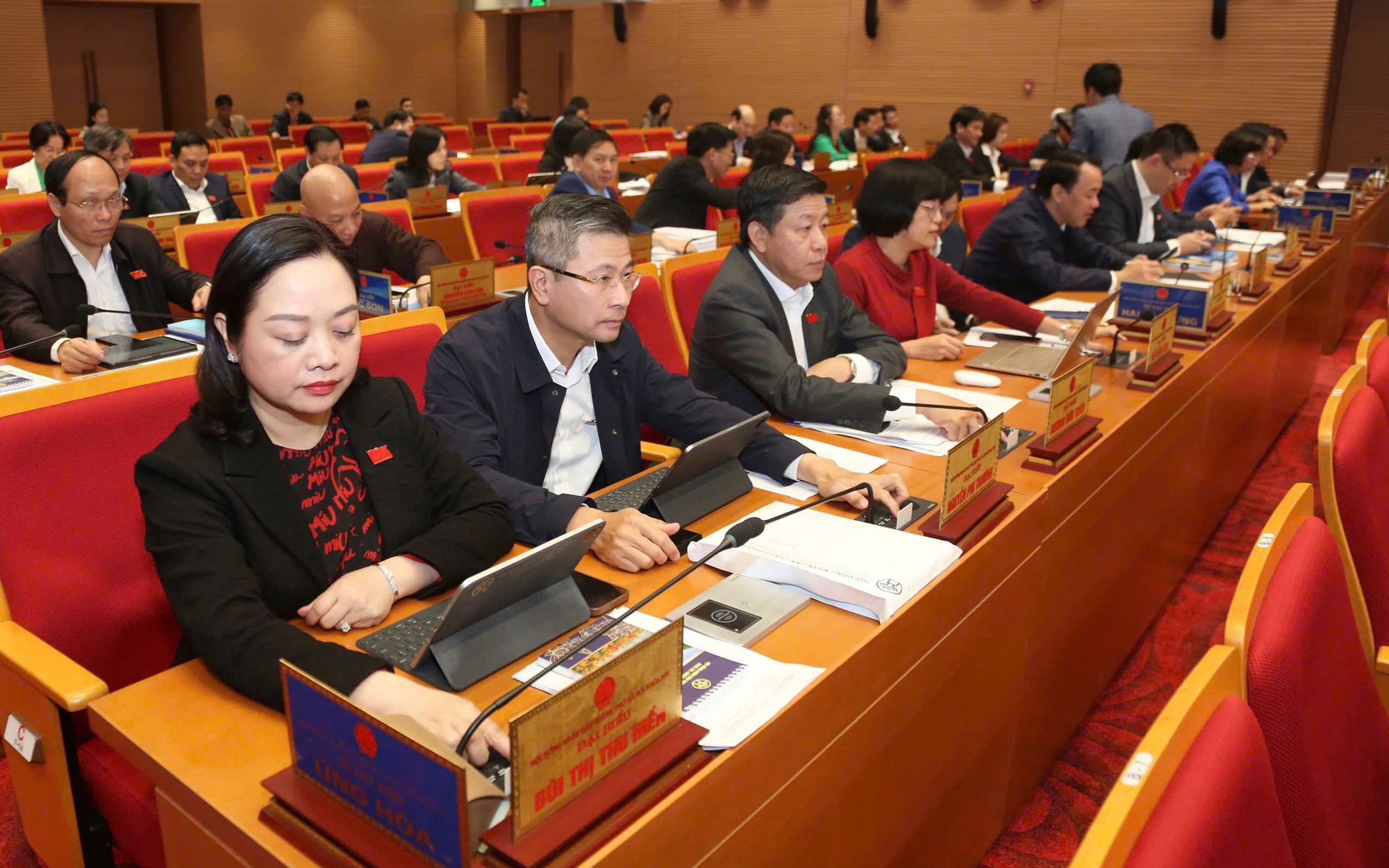 Các đại biểu HĐND Thành phố biểu quyết thông qua Nghị quyết
