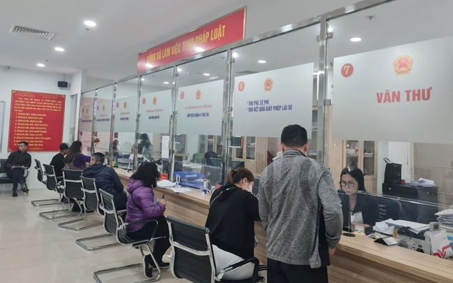 Người dân làm thủ tục cấp, đổi bằng lái xe tại bộ phận Một cửa của Sở Giao thông vận tải Hà Nội