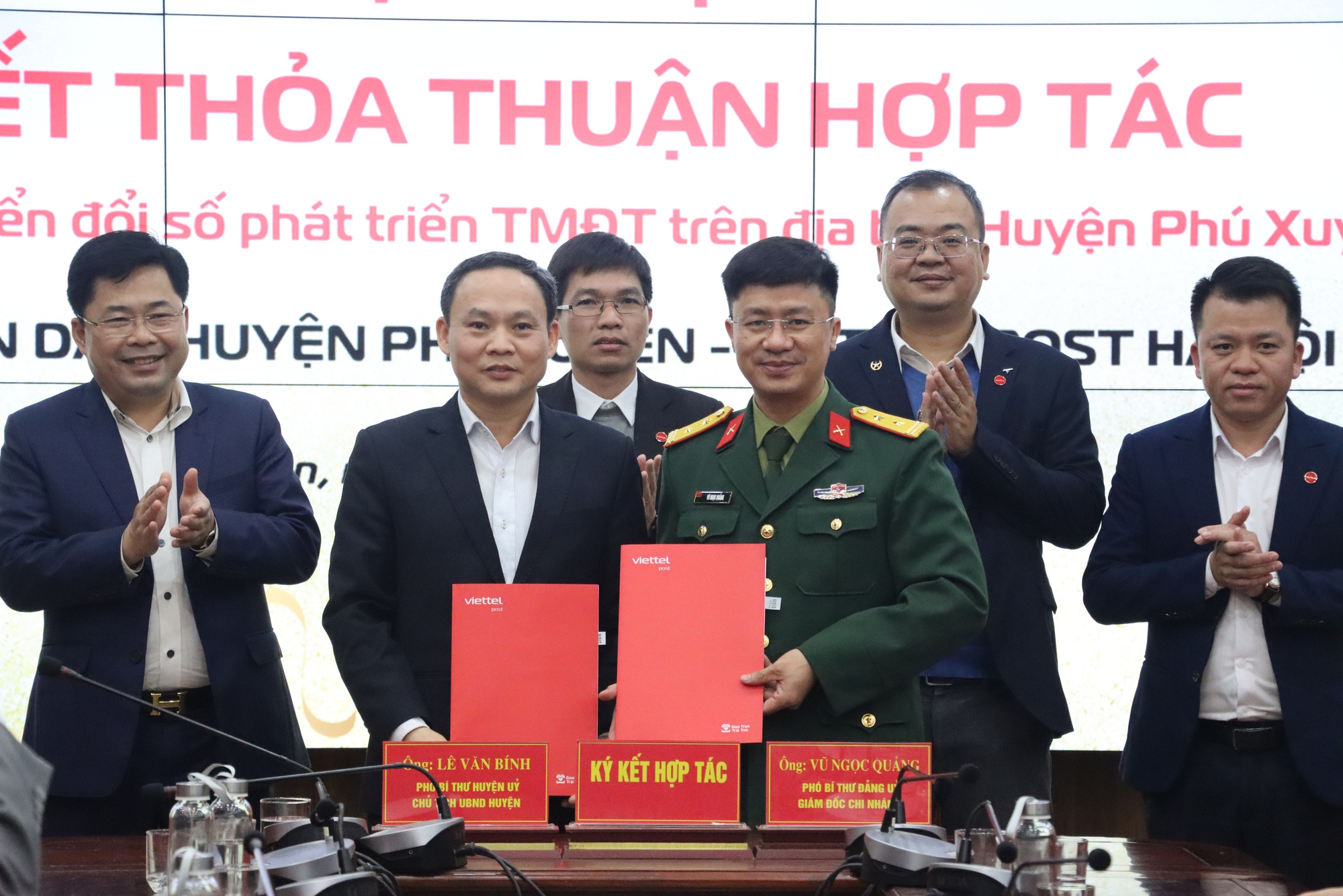 Phú Xuyên ký kết thỏa thuận hợp tác về chuyển đổi số phát triển thương mại điện tử- Ảnh 2.