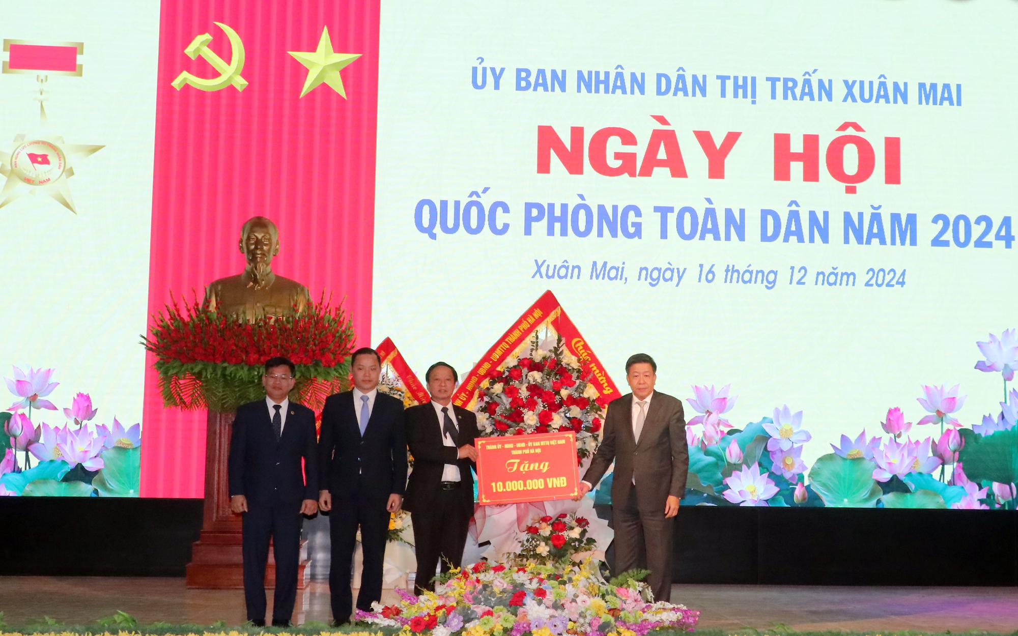 Phó Chủ tịch UBND thành phố Hà Nội Dương Đức Tuấn tặng hoa chúc mừng thị trấn Xuân Mai tổ chức điểm Ngày hội Quốc phòng toàn dân năm 2024