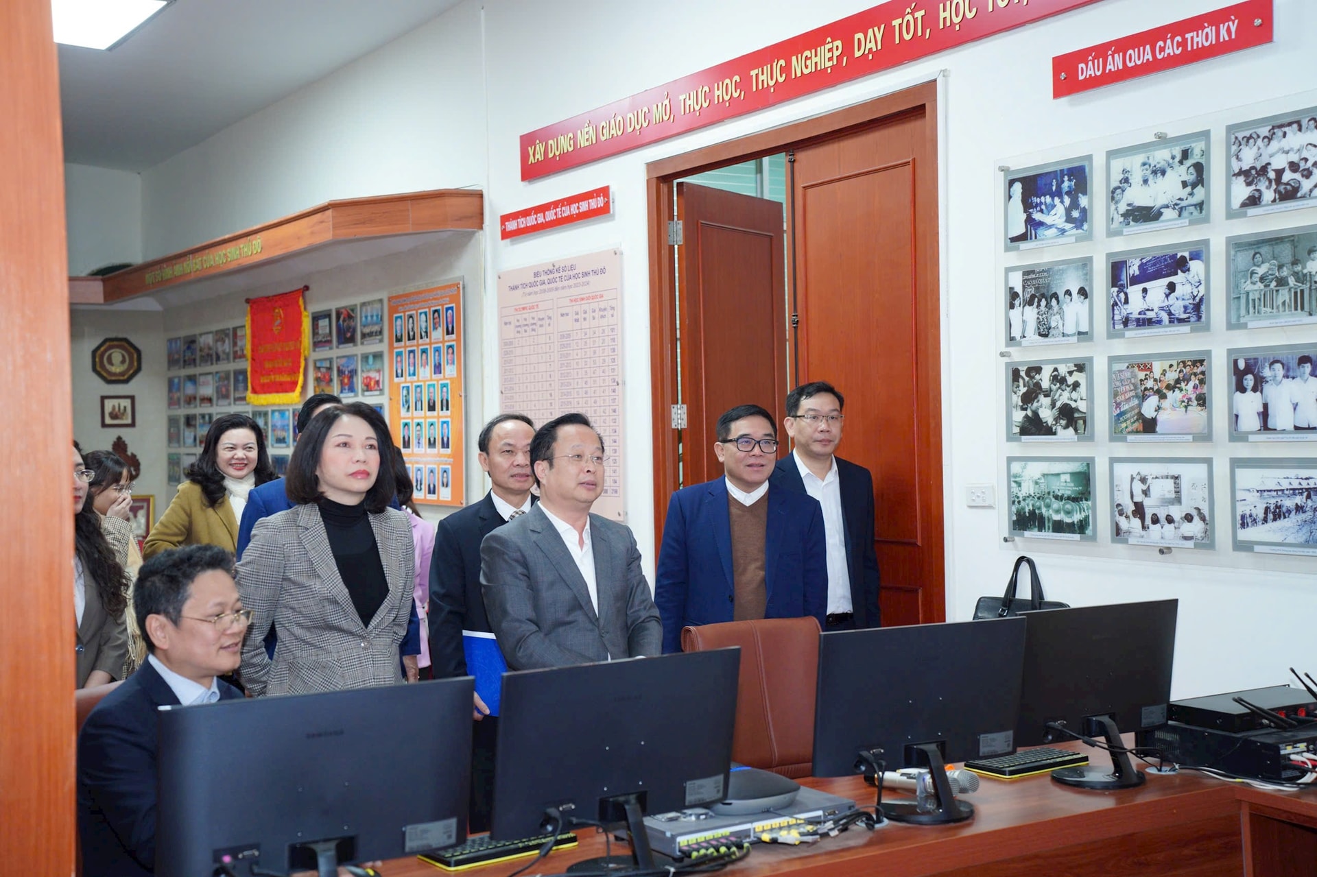 Phó Chủ tịch UBND Thành phố Vũ Thu Hà kiểm tra kết quả thực hiện Chương trình số 06-CTr/TU tại Sở Giáo dục và Đào tạo- Ảnh 1.