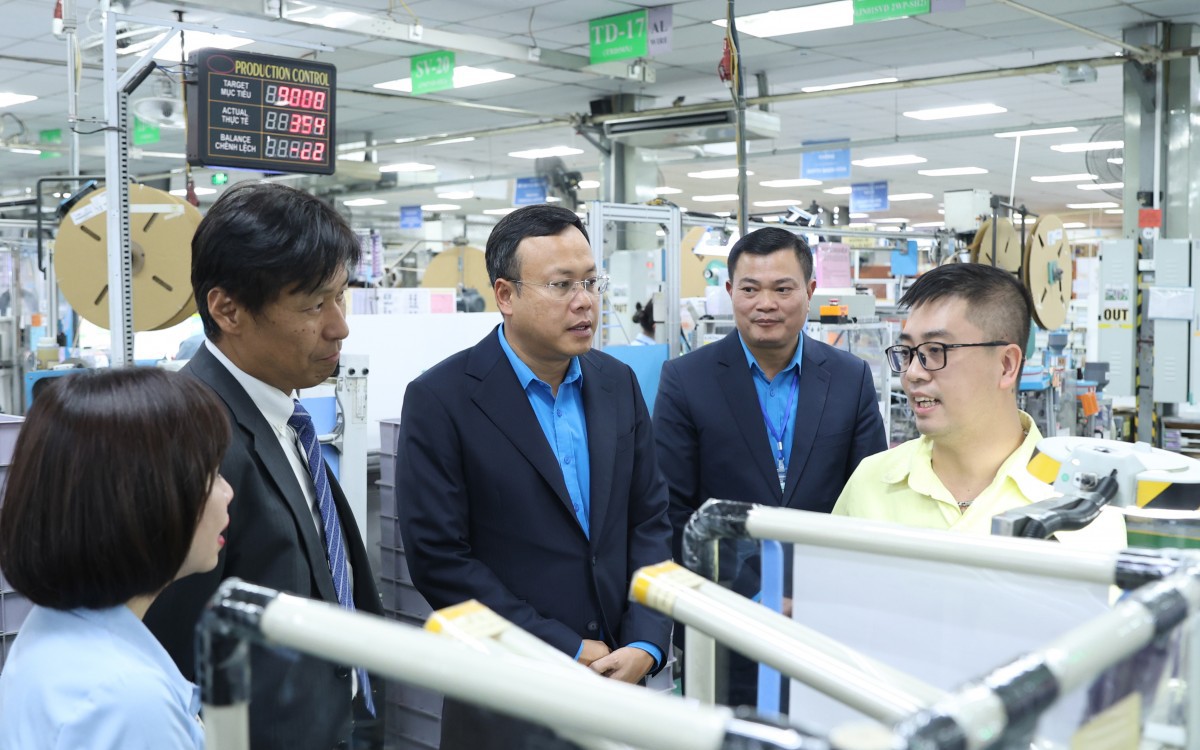 Chủ tịch LĐLĐ thành phố Hà Nội Phạm Quang Thanh trò chuyện, nắm bắt tâm tư nguyện vọng của công nhân lao động