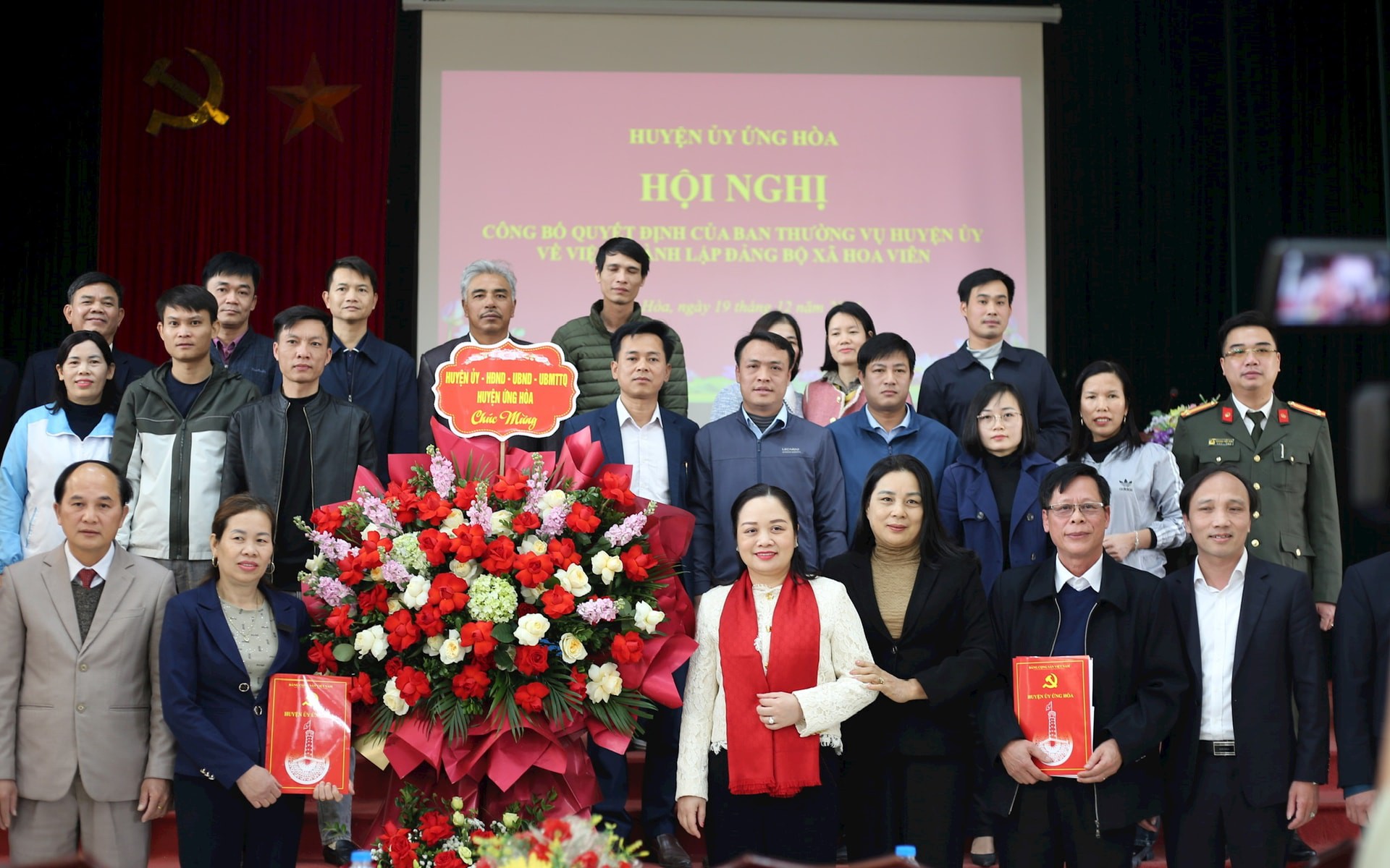 Lãnh đạo huyện Ứng Hòa trao quyết định và tặng hoa chúc mừng Đảng bộ xã Hoa Viên