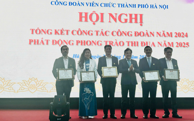 Ban tổ chức trao tặng Kỷ niệm chương Vì sự nghiệp xây dựng tổ chức Công đoàn của Tổng Liên đoàn Lao động Việt Nam cho các cá nhân 