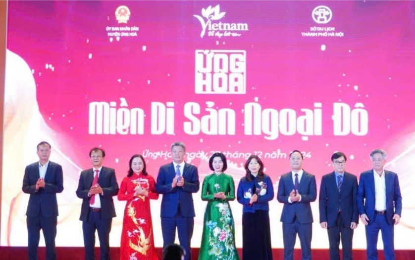 Lãnh đạo thành phố Hà Nội và các đại biểu khai mạc chương trình “Ứng Hoà - Miền di sản ngoại đô"