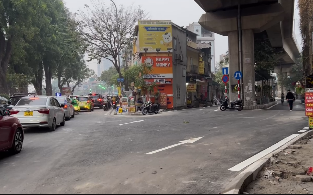 Ngày đầu tổ chức giao thông tại nút đường Láng - Yên Lãng nhìn chung giao thông tại 02 nút là Láng - Yên Lãng và Láng - nhánh rẽ Yên Lãng ổn định và lưu thông tốt.