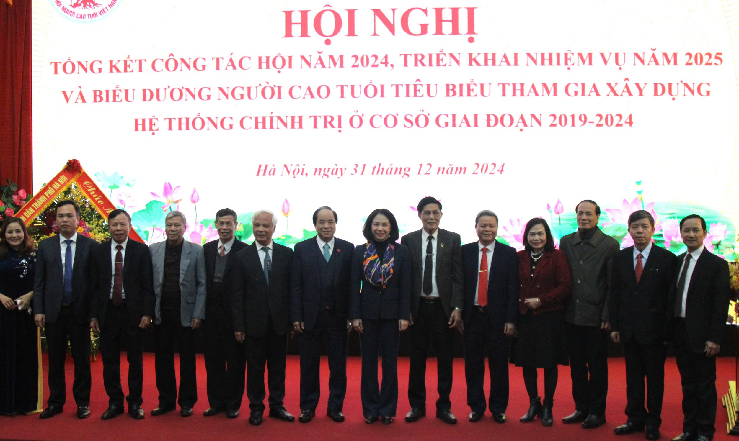 CHỦ TỊCH HỘI NGƯỜI CAO TUỔI CẤP XÃ THAM DỰ BUỔI SINH HOẠT CỘNG ĐỒNG