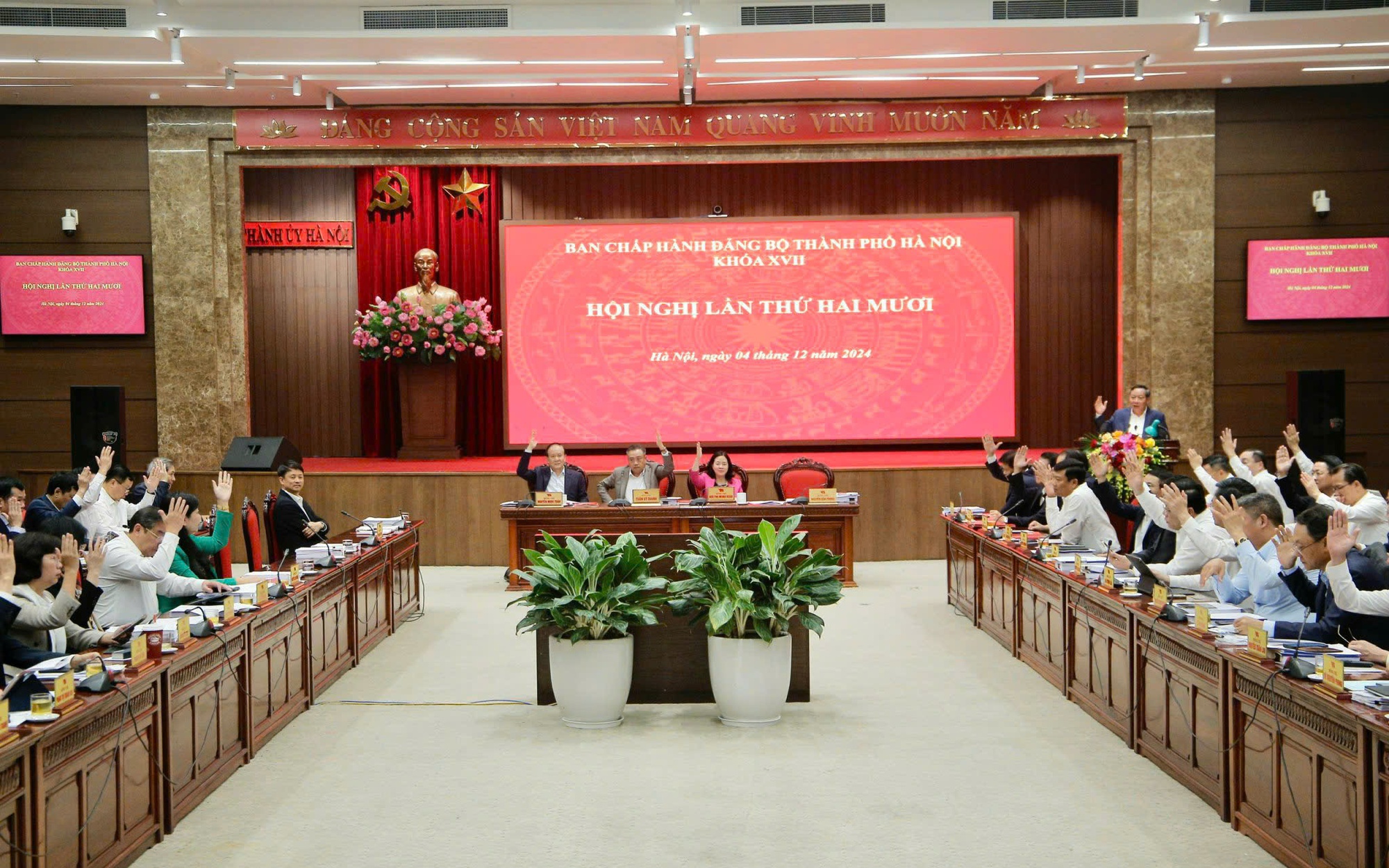 Hanoi Party Committee approves 20th resolution- Ảnh 1. Các đại biểu biểu quyết thông qua Nghị quyết Hội nghị
