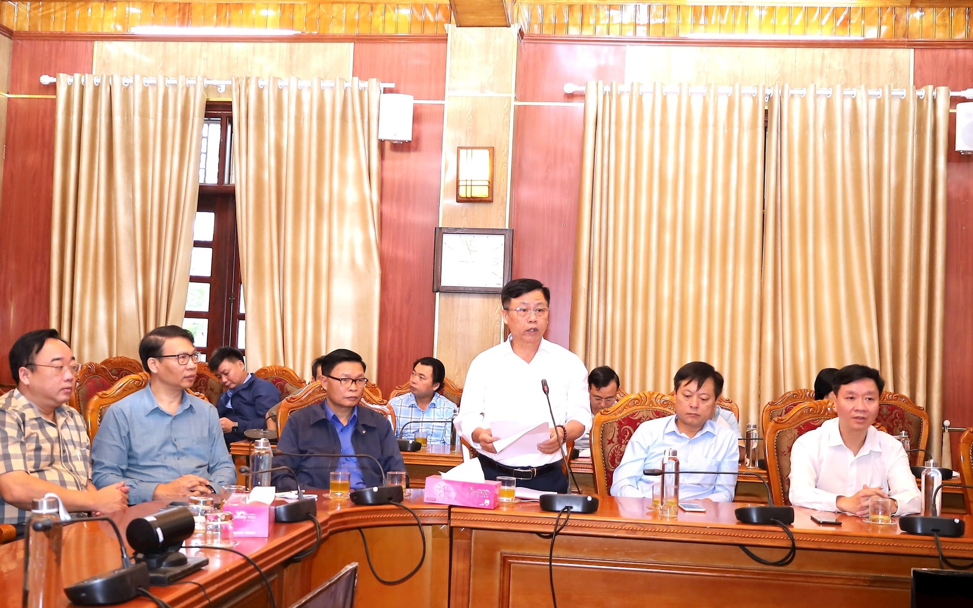 Cử tri nêu ý kiến tại buổi tiếp xúc