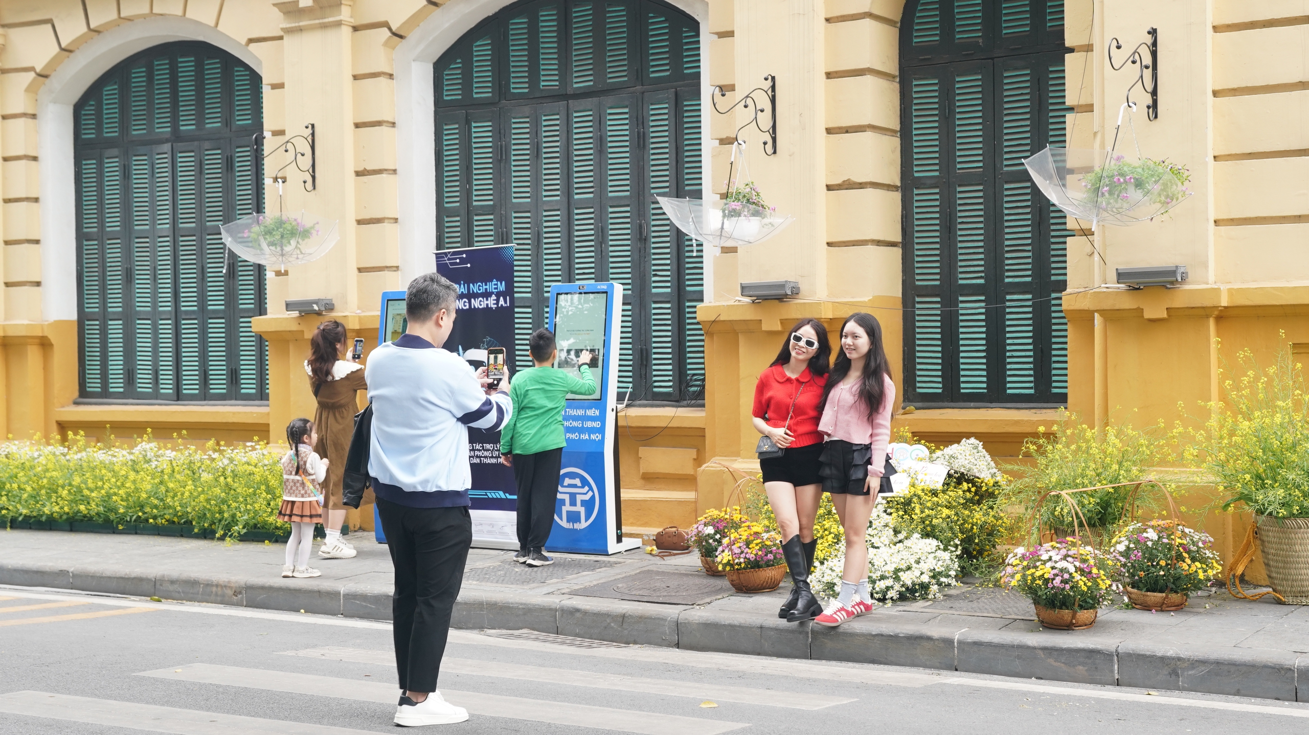 Ngắm hoa cải vàng khoe sắc cùng trợ lý ảo (AI) ngay giữa lòng Hà Nội- Ảnh 10.