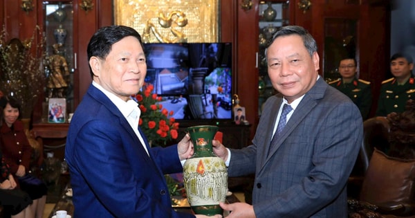 Hanoi Vice Party Chief visits military officers at Nam Tu Liem District- Ảnh 1. Phó Bí thư Thường trực Thành ủy Nguyễn Văn Phong tặng quà Đại tướng Ngô Xuân Lịch