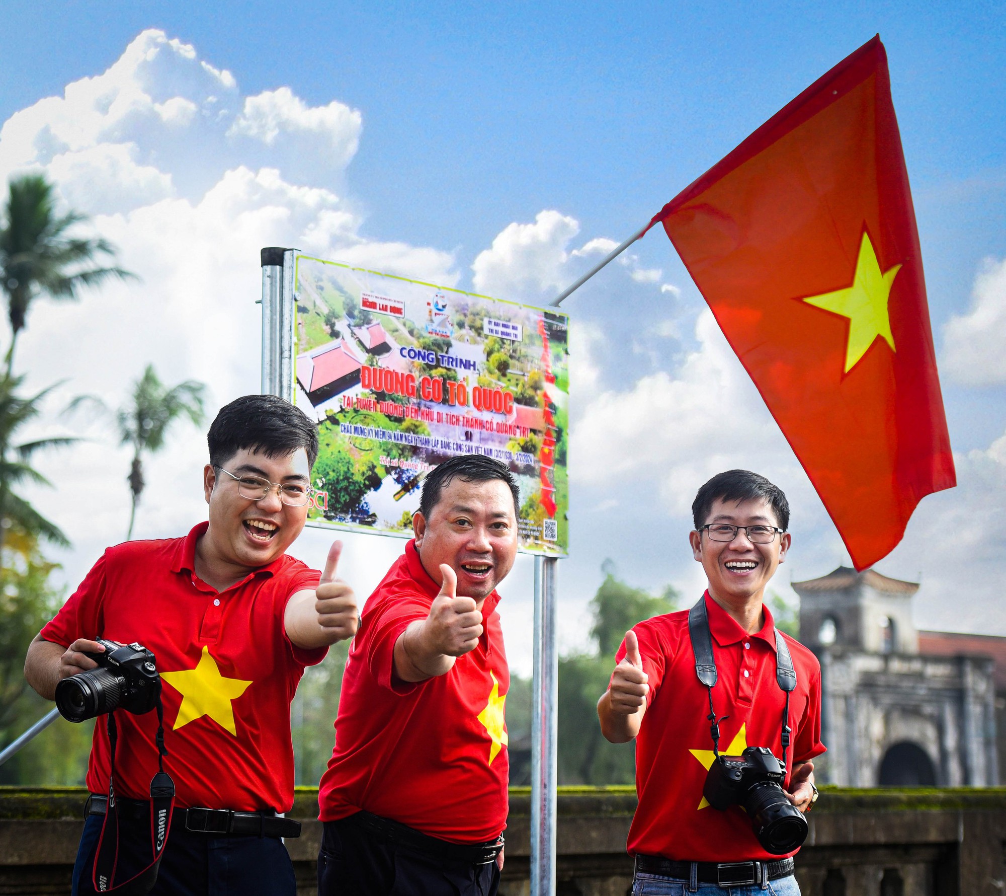 Niềm vui nhân đôi của các phóng viên Báo Người Lao Động bên đường cờ Tổ quốc