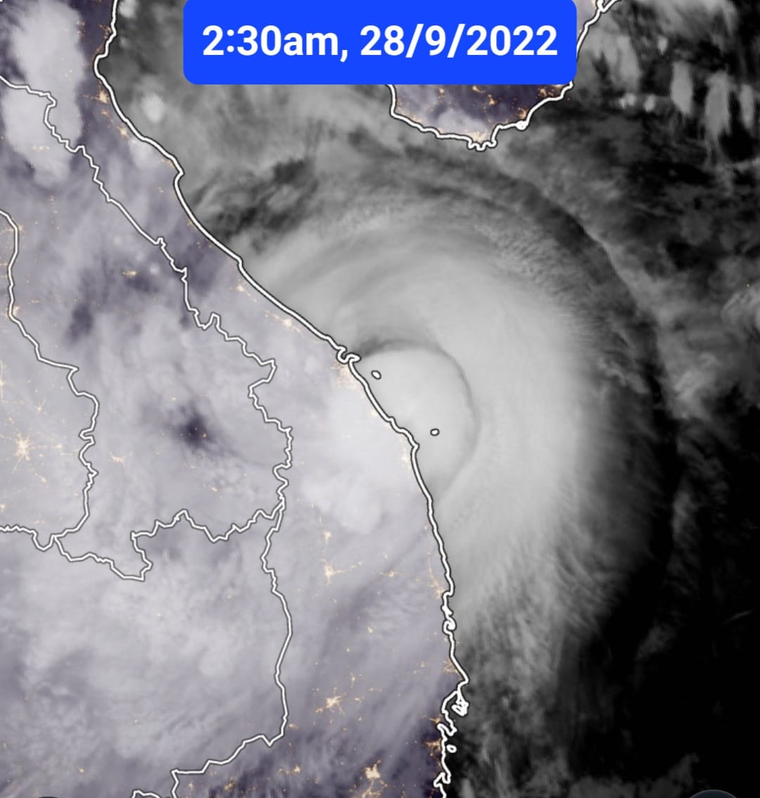 Tường trình bão số 4: Tâm bão 'ôm trọn' đất liền Đà Nẵng - Quảng Nam, bão suy yếu thành áp thấp- Ảnh 1.