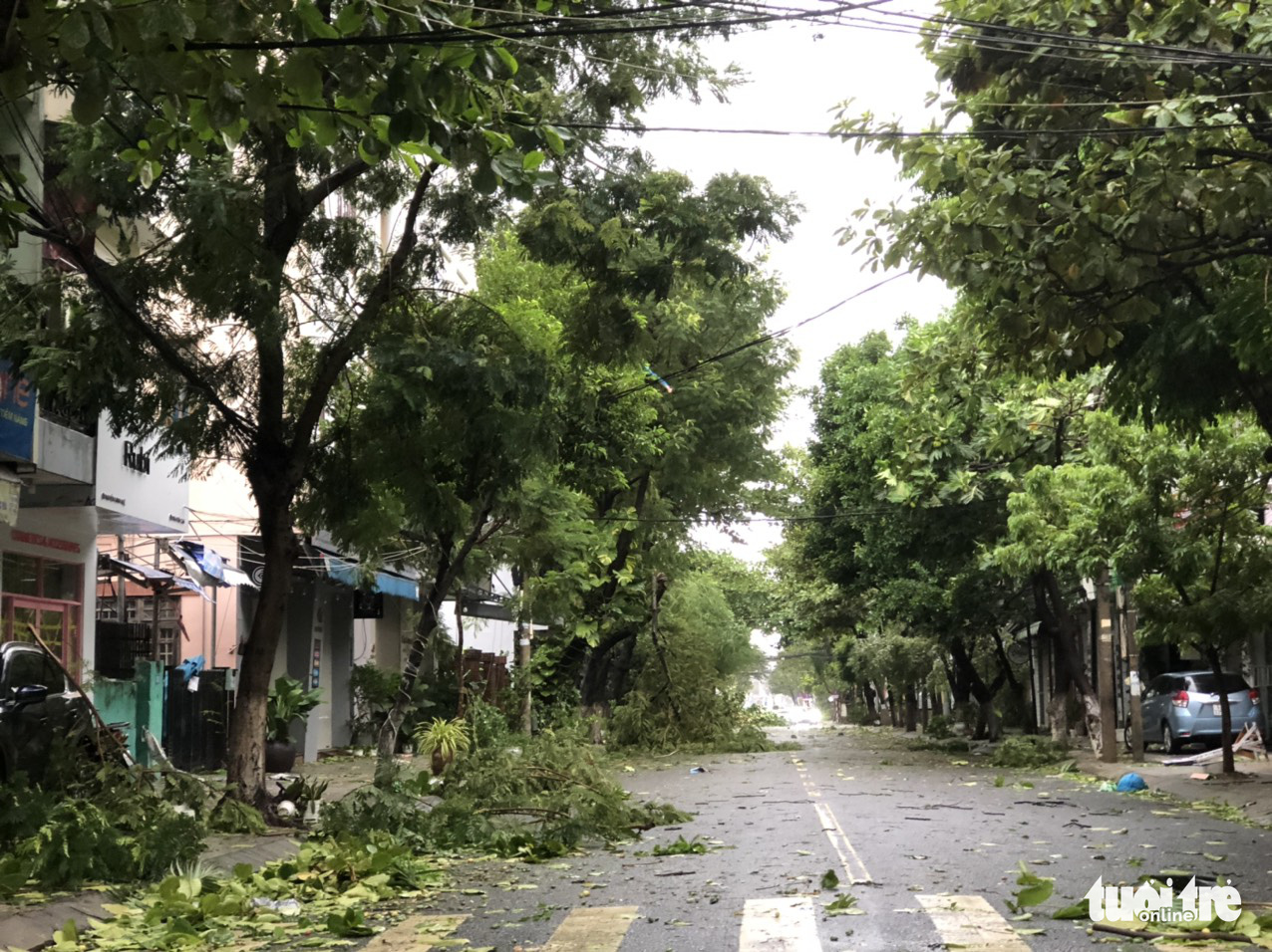 Tường trình bão số 4: Tâm bão 'ôm trọn' đất liền Đà Nẵng - Quảng Nam, bão suy yếu thành áp thấp- Ảnh 1.
