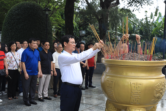 Cơ quan Đoàn Đại biểu Quốc hội và HĐND thành phố Hà Nội viếng Anh hùng liệt sỹ Võ Thị Sáu- Ảnh 1.