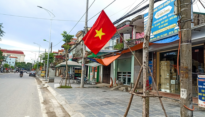 Đảm bảo an toàn lao động, an toàn giao thông, vệ sinh môi trường thi công hè, rãnh thoát nước Quốc lộ 21B đoạn qua thị trấn Vân Đình- Ảnh 3.