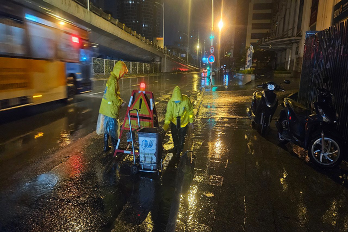 Công ty TNHH một thành viên Thoát nước Hà Nội triển khai lực lượng đảm bảo thoát nước, phòng chống úng ngập- Ảnh 7.