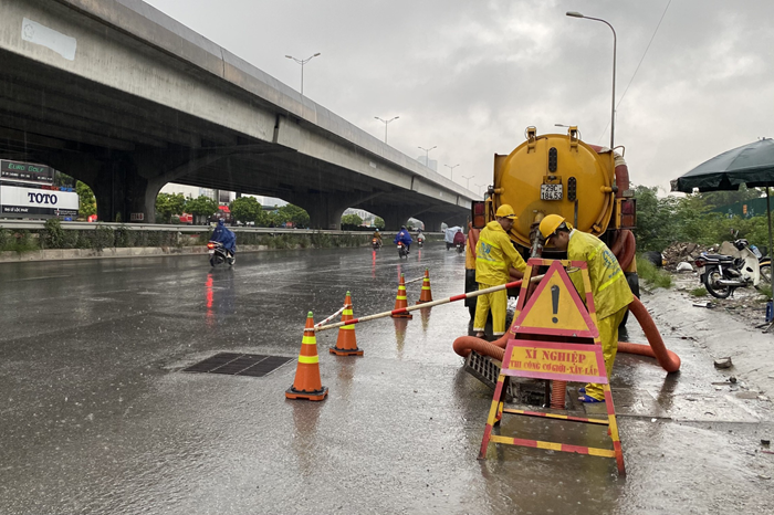 Công ty TNHH một thành viên Thoát nước Hà Nội triển khai lực lượng đảm bảo thoát nước, phòng chống úng ngập- Ảnh 2.