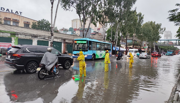 Nhiều tuyến đường tại Hà Nội ngập sâu trong nước do ảnh hưởng bão số 2- Ảnh 3.